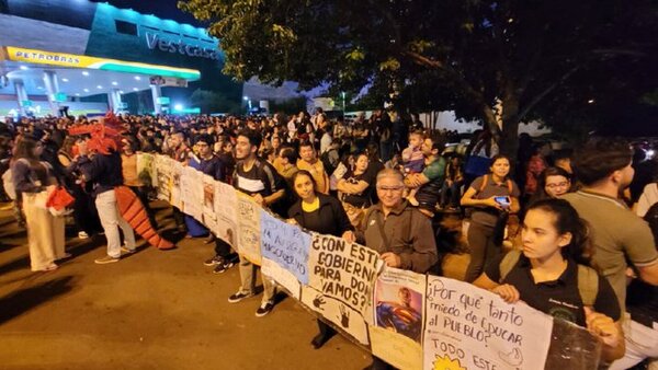 En varias facultades sigue el paro y hoy se reúnen con Gobierno