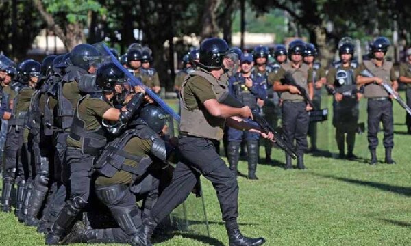 Egresan los primeros agentes penitenciarios entrenados con las FFAA y la Policía – Prensa 5