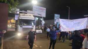 Video: Militar agrede a jóvenes en Puente de la Amistad tras protesta de universitarios