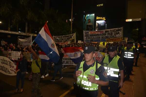 Militares agredieron a estudiantes que cruzaban el Puente de la Amistad tras la movilización - ABC en el Este - ABC Color