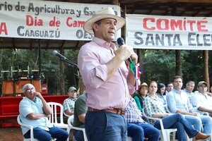 Ministro ratifica fuerte apoyo a pequeños productores al entregar tractor en Caaguazú - .::Agencia IP::.