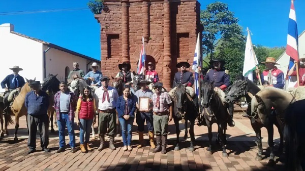 Jinetes uruguayos reciben homenajes en Misiones