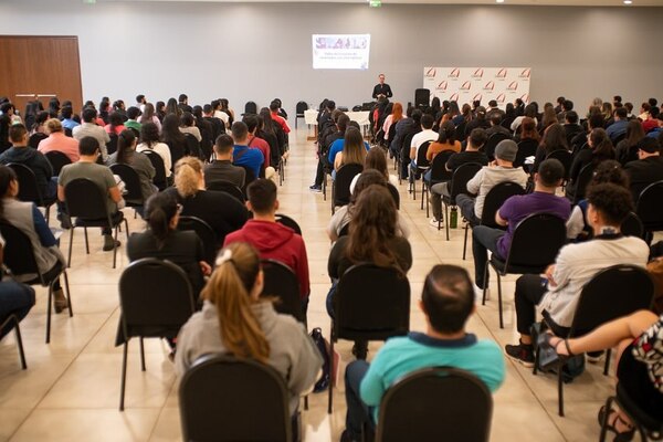 Multitudinaria participación en taller de creación de contenido con celulares en Lago Shopping - La Clave