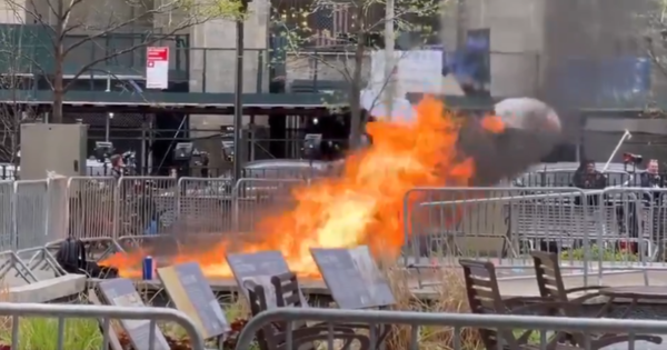 VIDEO: Un hombre se prendió fuego frente al tribunal donde es juzgado Trump en New York - Megacadena - Diario Digital