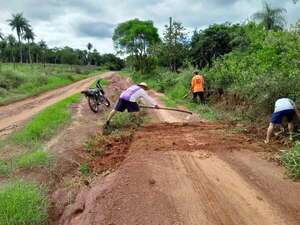 Carapeguá: vecinos unidos tomaron pala y asada para mejorar camino vecinal  - Nacionales - ABC Color