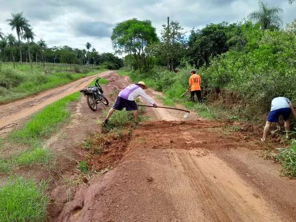 Carapeguá: vecinos unidos tomaron pala y asada para mejorar camino vecinal - Nacionales - ABC Color