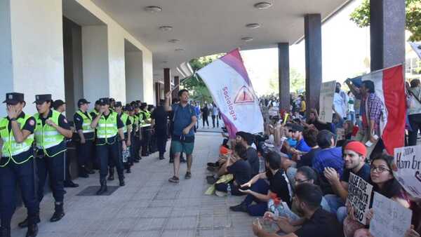 Universitarios se reúnen con el Gobierno para negociar soluciones a impacto de Ley Hambre Cero