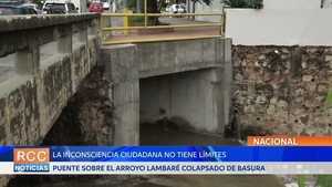 Puente sobre el Arroyo Lambaré colapsado de basura en días de lluvia