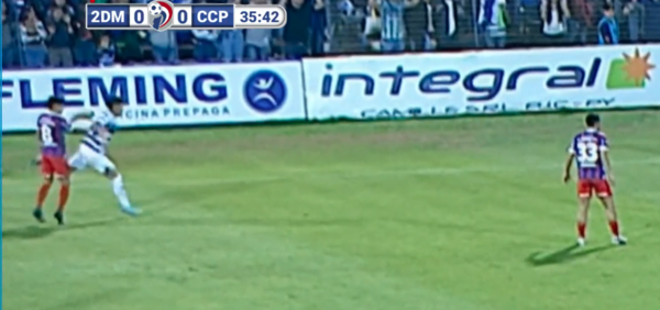 Versus / El 2 de Mayo perdió a su capitán tras una cuestionada expulsión ante Cerro