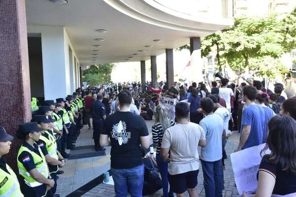 AUDIO: Estudiantes universitarios se movilizan en inmediaciones de Aduanas en defensa del Arancel Cero - Periodísticamente - ABC Color