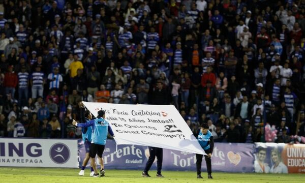 Mañami: ¡Peculiar pedido de matrimonio en el entretiempo de 2 de Mayo versus Cerro Porteño!