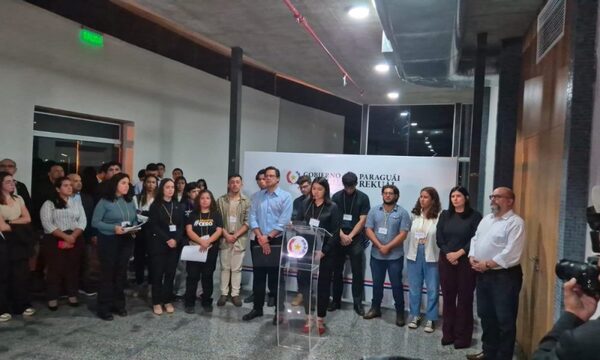 Autoridades del Gobierno y estudiantes universitarios firman carta de compromiso