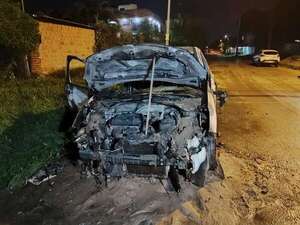 Video: vehículo se incendió en plena vía pública en Luque - Policiales - ABC Color