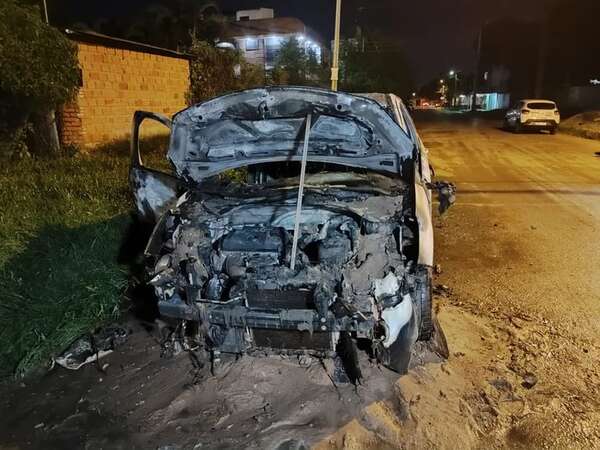 Video: vehículo se incendió en plena vía pública en Luque - Policiales - ABC Color