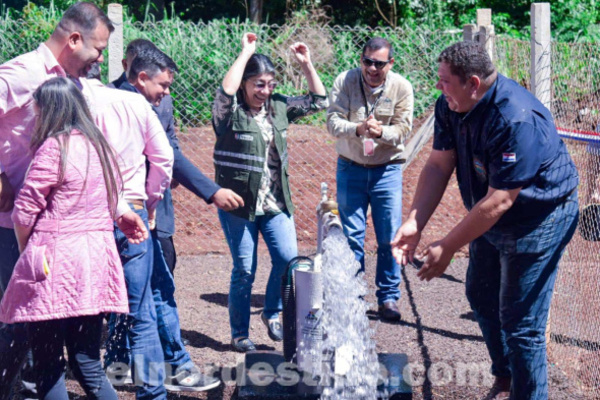 En comunidad indígena Jasukavenda de Capitán Bado, gobernador Juancho Acosta inaugura viviendas populares y un pozo artesiano - El Nordestino