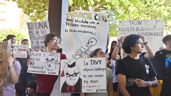 Universitarios forzaron firma de acta para garantizar fondos