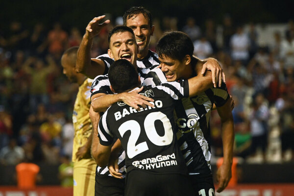 Versus / El líder Libertad quiere volver a despegarse de Cerro