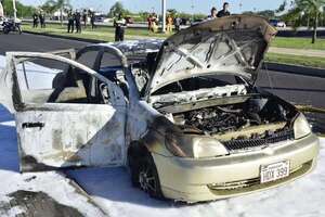 Automóvil se incendió en la costanera de Asunción  - Policiales - ABC Color