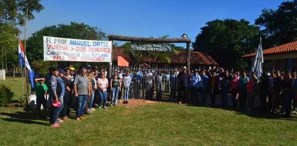 Padres de familia del Colegio Nacional San Antonio, desaprueban medidas adoptadas por la Directora departamental de Educación - Noticiero Paraguay