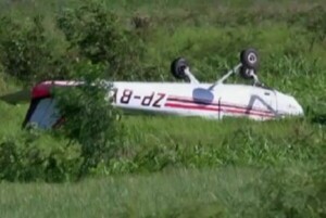 ¡Avioneta de cabeza!: Dos personas sobreviven a un aterrizaje forzoso