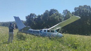 Interceptan presunta avioneta narco en Caazapá y detienen a dos personas - Noticias Paraguay