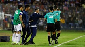Desde el 2 de Mayo: El arbitraje "mató" el partido y ayudó a Cerro para ganar