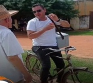 Enfermero realiza vacunación casa por casa en bicicleta en Concepción - Paraguay.com