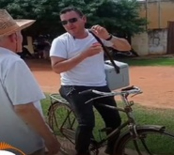 Enfermero realiza vacunación casa por casa en bicicleta en Concepción - Paraguay.com