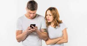 La Nación / ¿Seguir a muchas personas en redes se considera infidelidad?