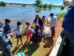 Asisten a familias afectadas tras inundaciones en Tacuaras y Guazucuá