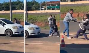 [VIDEO] Le falló el “Por del poder de ‘Greyscol’”: lo garrotearon a “Garrote-man”
