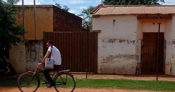 La Nación / Enfermero recorre en bici para vacunar