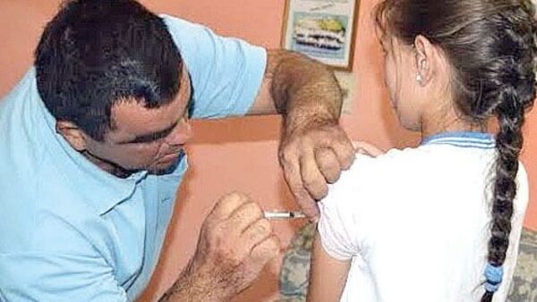 Fiebre o molestias son normales tras aplicarse las vacunas contra influenza o Covid, asegura Salud