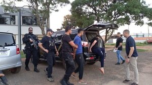 Líderes capturados del PCC son expulsados del Paraguay y entregados al Brasil