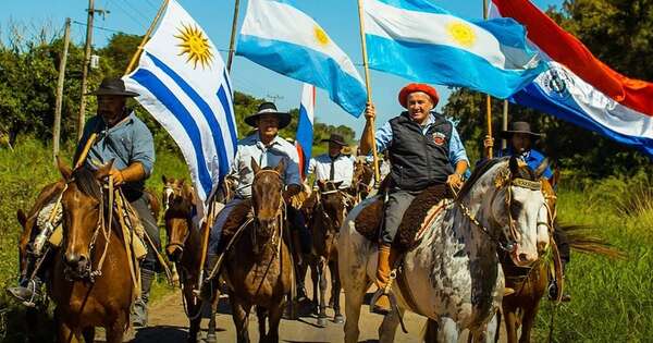 La Nación / Más de mil kilómetros a caballo para honrar a Artigas y al Paraguay