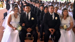En emotivo casamiento comunitario 132 parejas se juraron amor eterno