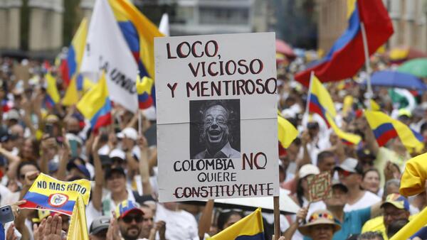 Miles de colombianos dedican el domingo a protestar contra el Gobierno de Petro
