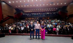 Gobernación de Alto Paraná entrega becas a estudiantes
