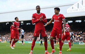 Versus / Liverpool derrota al Fulham y también es líder de la Premier League