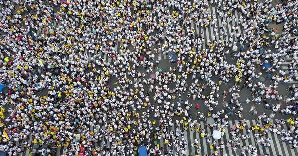La Nación / Colombianos realizan la mayor protesta contra Petro