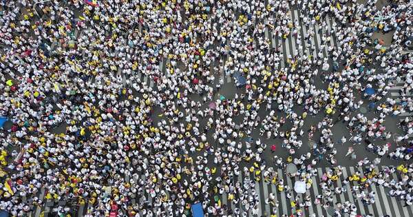 La Nación / Colombianos realizan la mayor protesta contra Petro