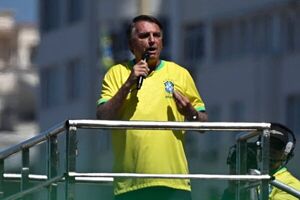 Bolsonaro celebra acto masivo en Rio contra Lula