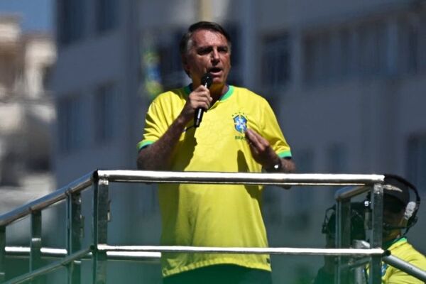 Bolsonaro celebra acto masivo en Rio contra Lula