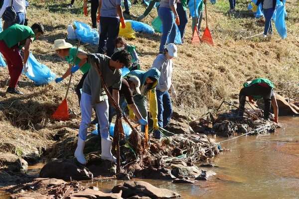 Recolectan más de siete toneladas de basura en arroyo de San Antonio - Nacionales - ABC Color