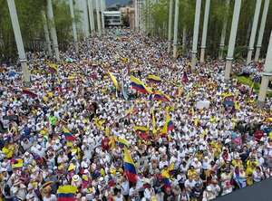 Multitudinaria manifestación en Colombia contra las reformas del presidente Petro - Mundo - ABC Color