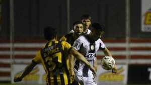 Tacuary y Guaraní empatan en un partidazo