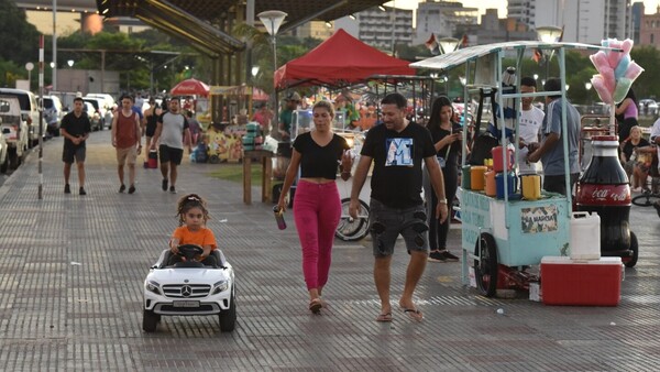 Clima otoñal motiva paseos y esparcimiento dominical en la Costanera de Asunción