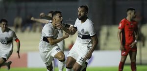 Versus / Olimpia derrota a Nacional en el descuento y avisa que dará pelea