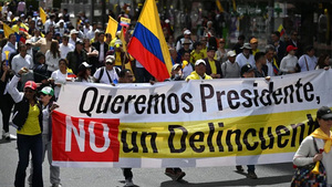 Miles de personas marchan para protestar contra el Gobierno de Gustavo Petro