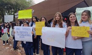 Alumnos realizan sentata, exigen rendición de cuentas y continuidad de un bachillerato